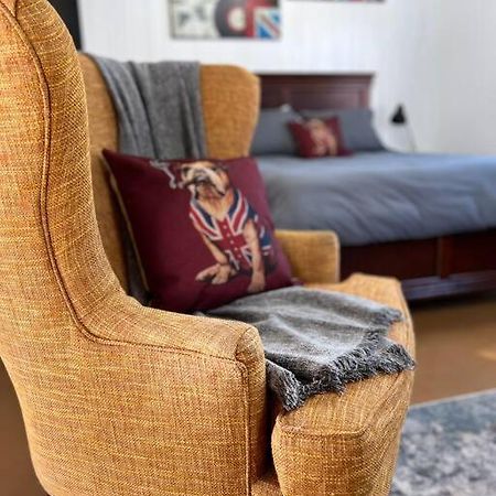 Private Bright Modern Studio! Queen Bed ! Виктория Екстериор снимка