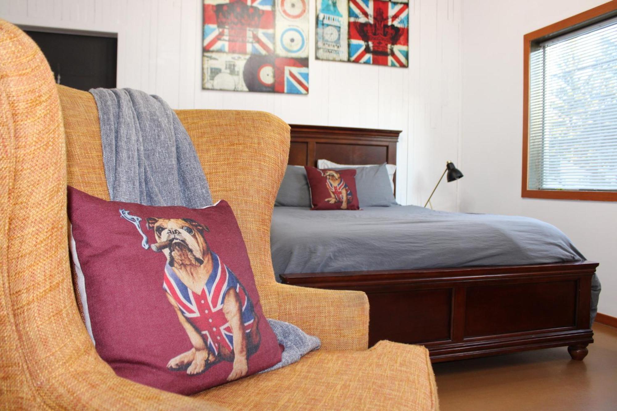 Private Bright Modern Studio! Queen Bed ! Виктория Екстериор снимка