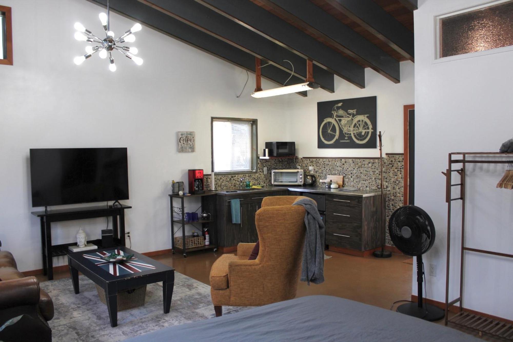 Private Bright Modern Studio! Queen Bed ! Виктория Екстериор снимка