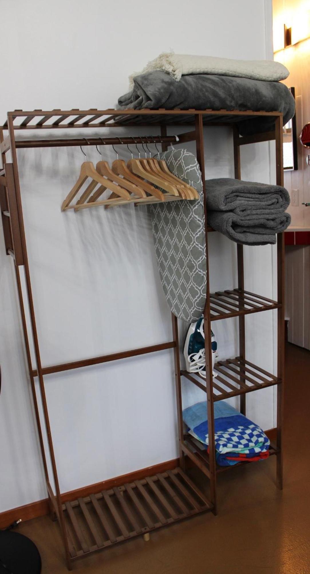 Private Bright Modern Studio! Queen Bed ! Виктория Екстериор снимка