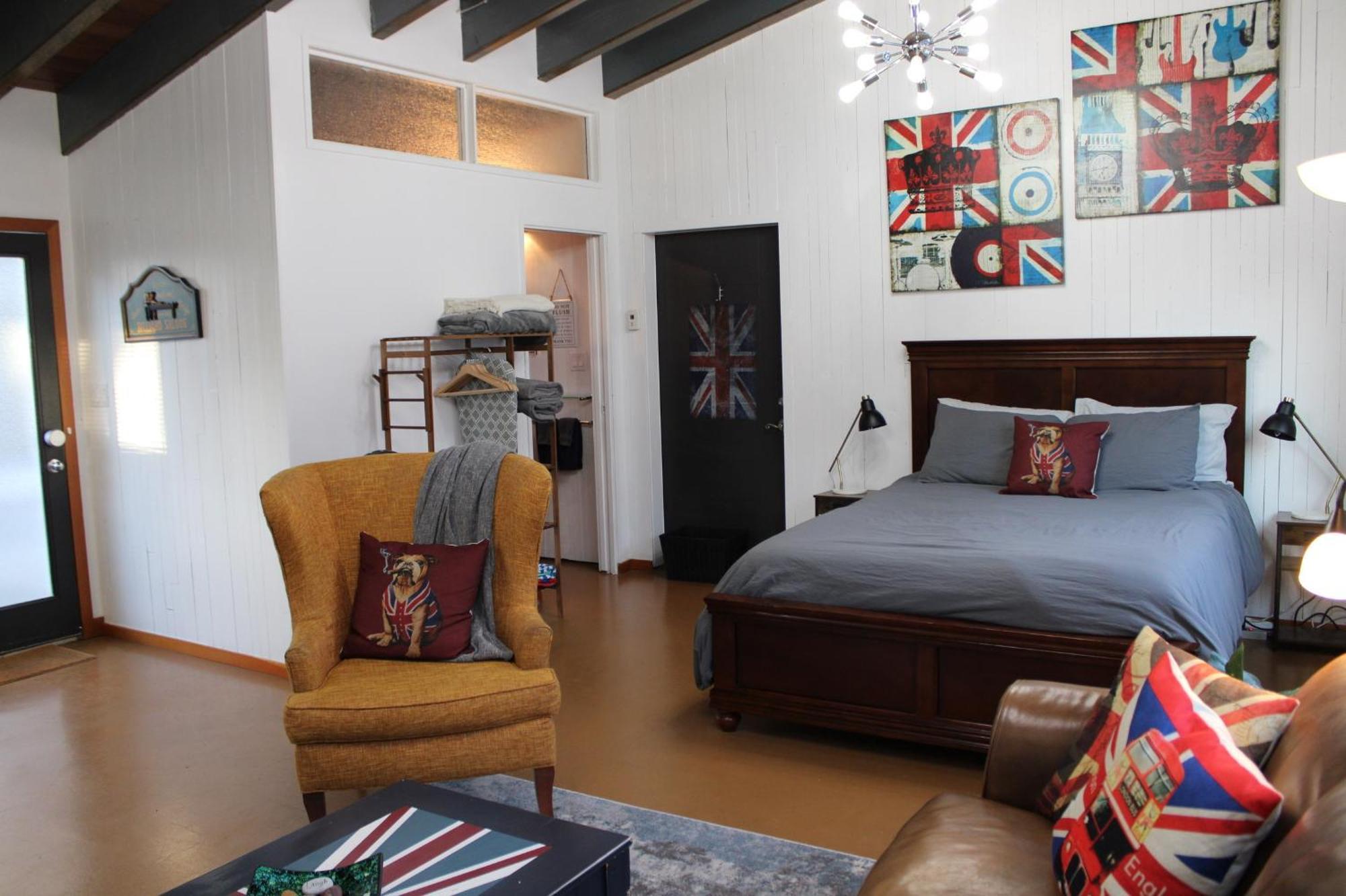 Private Bright Modern Studio! Queen Bed ! Виктория Екстериор снимка